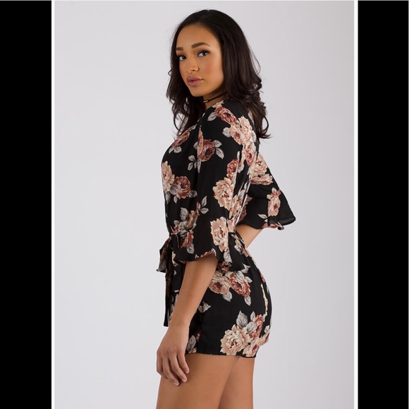 ✨LAST ONE✨Floral Bell Sleeve Romper♥️ - Picture 4 of 8
